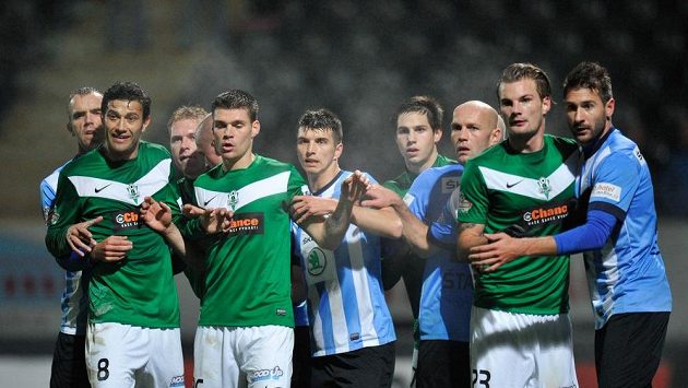 Jablonečtí fotbalisté spolu s těmi mladoboleslavskými v chumlu při bránění standardky. Jasmin Ščuk stojí zcela vlevo. Jablonečtí fotbalisté spolu s těmi mladoboleslavskými v chumlu při bránění standardky. Jasmin Ščuk stojí zcela vlevo.