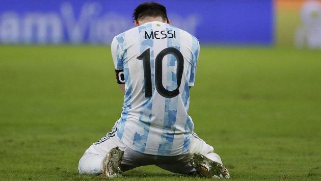 Argentinec Lionel po finále telefonoval se svou manželkou přímo na hrací ploše. Argentinec Lionel po finále telefonoval se svou manželkou přímo na hrací ploše.
