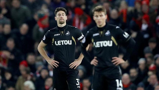Zklamaní fotbalisté Swansea po výprasku od Liverpoolu. Zklamaní fotbalisté Swansea po výprasku od Liverpoolu.
