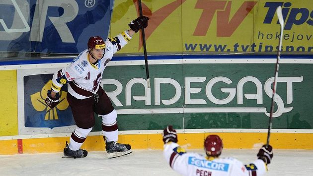 Útočník Sparty Praha Jan Buchtele oslavuje první gól během utkání s Libercem. Útočník Sparty Praha Jan Buchtele oslavuje první gól během utkání s Libercem.