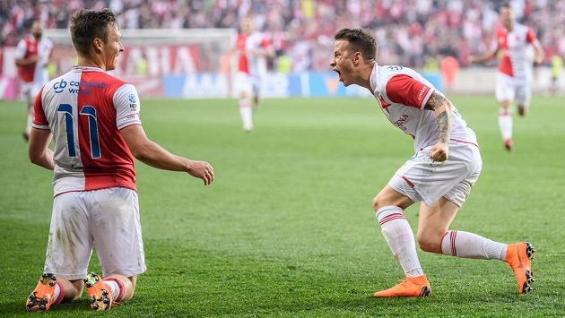 Stanislav Tecl (vlevo) a Jan Sýkora ze Slavie oslavují gól na 2:0 proti Plzni. Stanislav Tecl (vlevo) a Jan Sýkora ze Slavie oslavují gól na 2:0 proti Plzni.