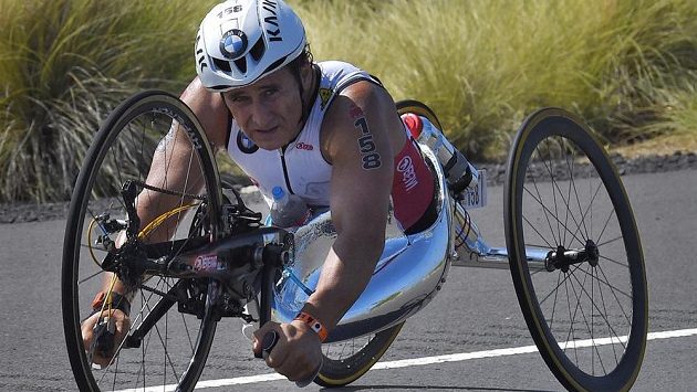 Paralympijský šampion Alex Zanardi při Ironmanovi na Havaji. Paralympijský šampion Alex Zanardi při Ironmanovi na Havaji.