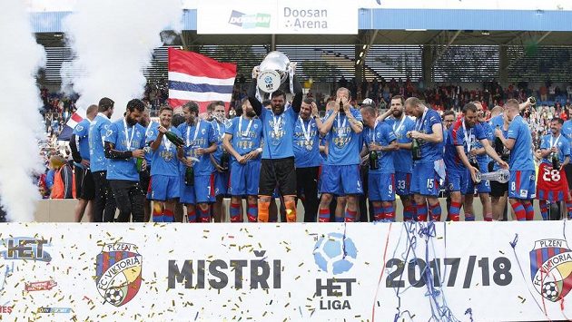 Fotbalisté Plzně a jejich mistrovské oslavy. Pohár šampiónů třímá brankář Matúš Kozáčik. Fotbalisté Plzně a jejich mistrovské oslavy. Pohár šampiónů třímá brankář Matúš Kozáčik.