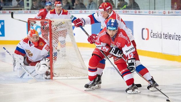 Andrej Vasilevskij v ruské bráně. Na ilustračním snímku jsou dále český útočník Dominik Simon a Rus Sergej Andronov. Andrej Vasilevskij v ruské bráně. Na ilustračním snímku jsou dále český útočník Dominik Simon a Rus Sergej Andronov.