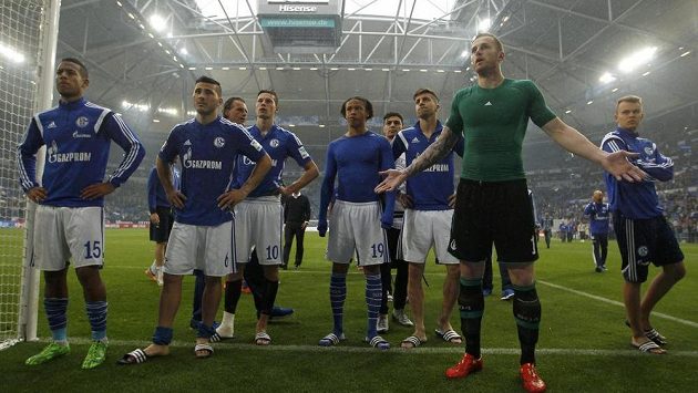 Fotbalisté Schalke 04 promlouvají ke svým fanouškům. Fotbalisté Schalke 04 promlouvají ke svým fanouškům.