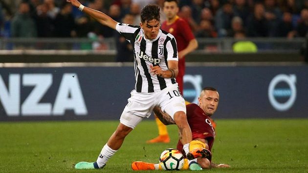 Radja Nainggolan (dole) z AS Řím v souboji s Paulem Dybalou z Juventusu. Radja Nainggolan (dole) z AS Řím v souboji s Paulem Dybalou z Juventusu.