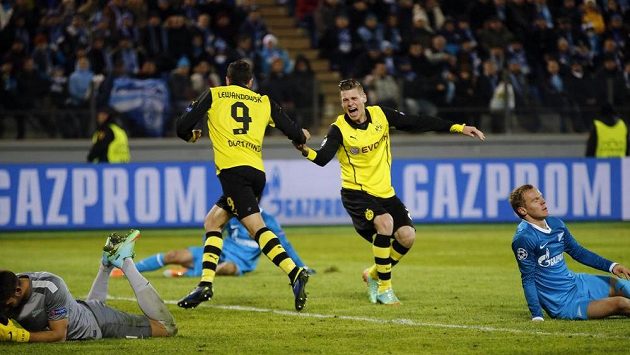 Fotbalisté Dortmundu Lukasz Piszczek (druhý zprava) a Robert Lewandowski (č. 9) se radují z gólu na hřišti Zenitu Petrohrad. Fotbalisté Dortmundu Lukasz Piszczek (druhý zprava) a Robert Lewandowski (č. 9) se radují z gólu na hřišti Zenitu Petrohrad.