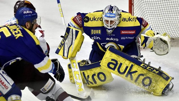 Před zlínským brankářem Liborem Kašíkem bojují jeho spoluhráč Martin Matějíček a útočník Sparty Andrej Kudrna. Před zlínským brankářem Liborem Kašíkem bojují jeho spoluhráč Martin Matějíček a útočník Sparty Andrej Kudrna.