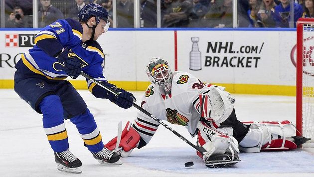 Gólman Chicaga Blackhawks J-F Berube (34) likviduje šance útočníka St. Louis Blues Vladimíra Sobotky v utkání NHL. Gólman Chicaga Blackhawks J-F Berube (34) likviduje šance útočníka St. Louis Blues Vladimíra Sobotky v utkání NHL.