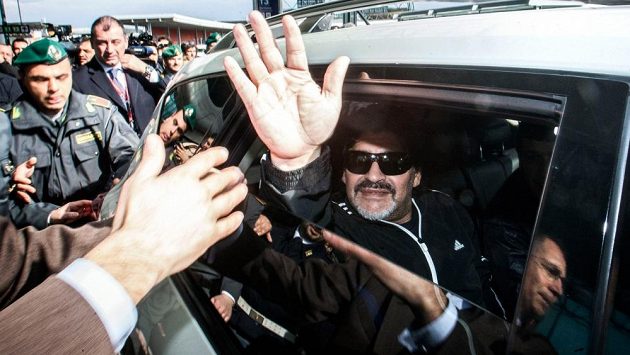 Diego Maradona zdraví fanoušky na letišti. Diego Maradona zdraví fanoušky na letišti.