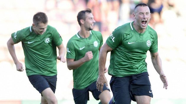 Miroslav Slepička z Příbrami (vpravo) se raduje se spoluhráči z gólu. Miroslav Slepička z Příbrami (vpravo) se raduje se spoluhráči z gólu.
