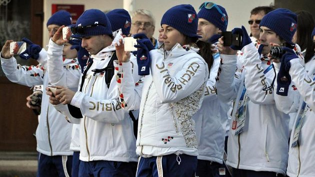 Čeští sportovci při přivítání v olympijské vesnici v horách v areálu Roza Chutor. V popředí uprostřed je vlajkonoška české výpravy, sjezdařka Šárka Strachová. Čeští sportovci při přivítání v olympijské vesnici v horách v areálu Roza Chutor. V popředí uprostřed je vlajkonoška české výpravy, sjezdařka Šárka Strachová.