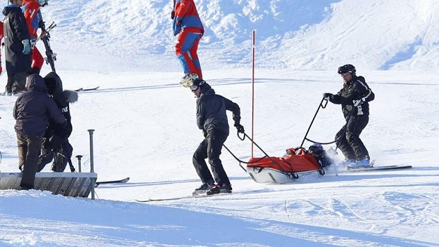 Pomocníci odvážejí skikrosaře Tomáše Krause, který měl během mistrovství světa těžký pád. Pomocníci odvážejí skikrosaře Tomáše Krause, který měl během mistrovství světa těžký pád.