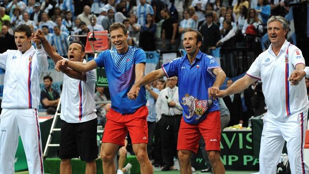 Čeští tenisté Radek Štěpánek (druhý zprava), Tomáš Berdych (uprostřed) a kapitán Jaroslav Navrátil (vpravo) oslavují vítězství po třetím utkání semifinále Davis Cupu nad argentinským párem Carlos Berloq a Horacio Zeballos. Čeští tenisté Radek Štěpánek (druhý zprava), Tomáš Berdych (uprostřed) a kapitán Jaroslav Navrátil (vpravo) oslavují vítězství po třetím utkání semifinále Davis Cupu nad argentinským párem Carlos Berloq a Horacio Zeballos.
