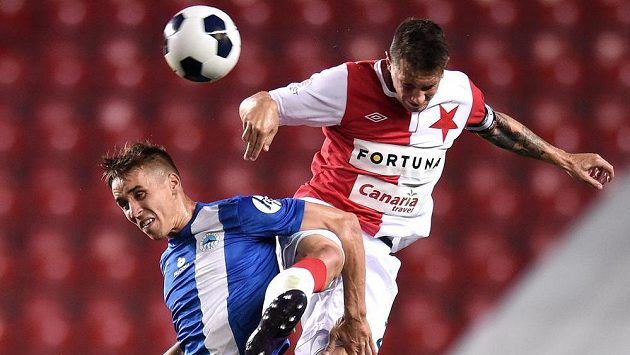 Obránce Slavie Praha Jiří Bílek (vpravo) Obránce Slavie Praha Jiří Bílek (vpravo)