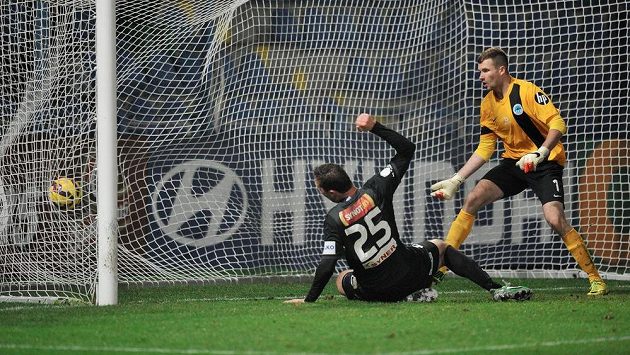Martin Doležal střílí rozhodující gól podještědského derby. Martin Doležal střílí rozhodující gól podještědského derby.