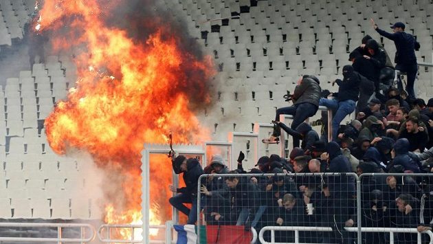 U sektoru Ajaxu vybouchla benzinová bomba. Fanoušci utíkají pryč. U sektoru Ajaxu vybouchla benzinová bomba. Fanoušci utíkají pryč.