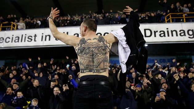 Fanoušci týmu Millwall FC během utkání s Evertonem. Fanoušci týmu Millwall FC během utkání s Evertonem.