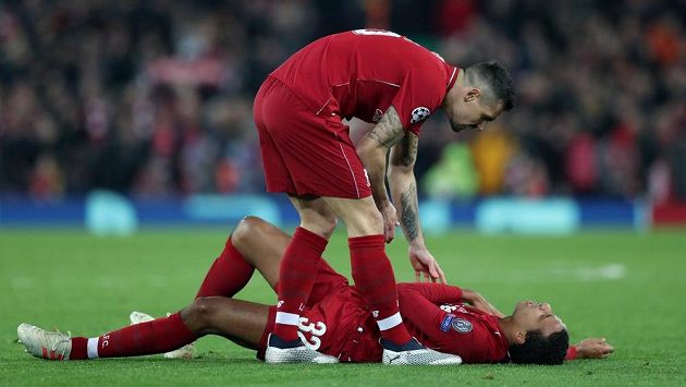 Ležící liverpoolský Joël Matip v úterním zápasu proti Neapoli, nad ním je Dejan Lovren. Ležící liverpoolský Joël Matip v úterním zápasu proti Neapoli, nad ním je Dejan Lovren.