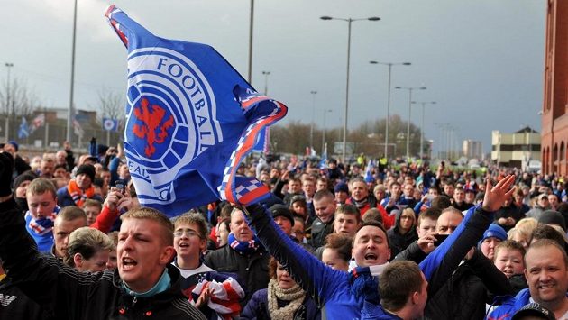 Fanoušci Glasgow Rangers se možná brzy dočkají návratu slavného klubu do nejvyšší skotské soutěže. Fanoušci Glasgow Rangers se možná brzy dočkají návratu slavného klubu do nejvyšší skotské soutěže.