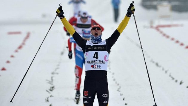 Němec Lennart Metz se raduje z triumfu na MS juniorů v Liberci. Němec Lennart Metz se raduje z triumfu na MS juniorů v Liberci.