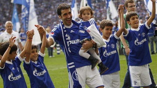 Kanonýr Raul se loučil se Schalke. Kanonýr Raul se loučil se Schalke.
