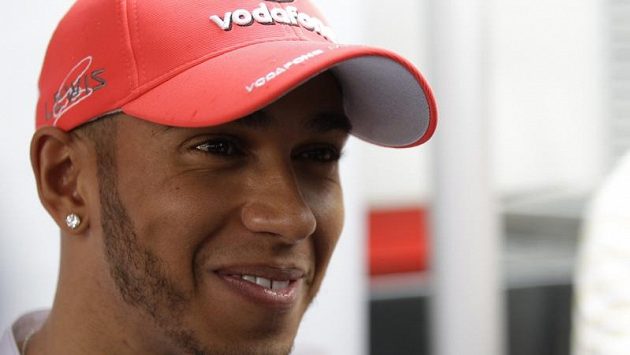 Britský pilot Lewis Hamilton hovoří s žurnalisty před Velkou cenou Maďarska Britský pilot Lewis Hamilton hovoří s žurnalisty před Velkou cenou Maďarska