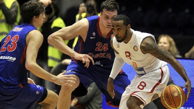 Ilustrační foto: Adrian Abrams z Nymburka (vpravo) mezi dvěma hráči CSKA Moskva Ilustrační foto: Adrian Abrams z Nymburka (vpravo) mezi dvěma hráči CSKA Moskva
