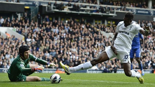 Petr Čech v brance Chelsea likviduje šanci Emmanuelu Adebayorovi z Tottenhamu Petr Čech v brance Chelsea likviduje šanci Emmanuelu Adebayorovi z Tottenhamu