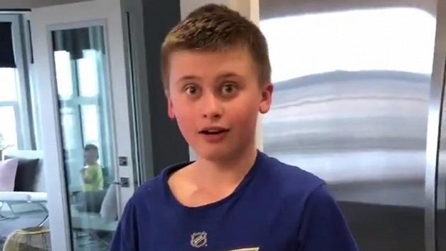 Malý fanoušek St. Louis Blues Jayden Linden se právě dozvěděl, že rozhodující zápas série proti Dallasu Stars uvidí na vlastní oči. Malý fanoušek St. Louis Blues Jayden Linden se právě dozvěděl, že rozhodující zápas série proti Dallasu Stars uvidí na vlastní oči.