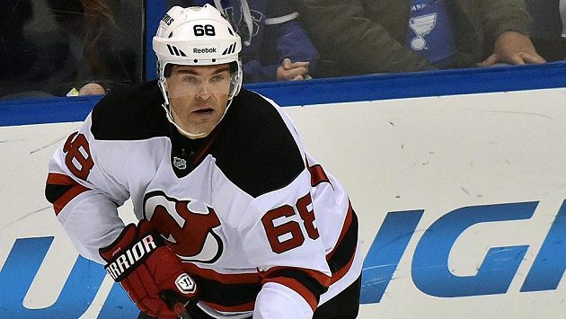 Útočník New Jersey Jaromír Jágr v utkání proti St. Louis Blues. Útočník New Jersey Jaromír Jágr v utkání proti St. Louis Blues.