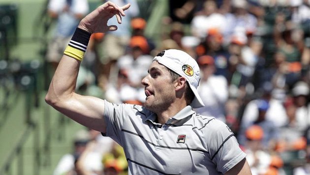 Americký tenista John Isner se raduje z triumfu v Miami. Americký tenista John Isner se raduje z triumfu v Miami.