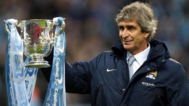 Manažer Manchesteru City Manuel Pellegrini s trofejí pro vítěze anglického Ligového poháru. Manažer Manchesteru City Manuel Pellegrini s trofejí pro vítěze anglického Ligového poháru.