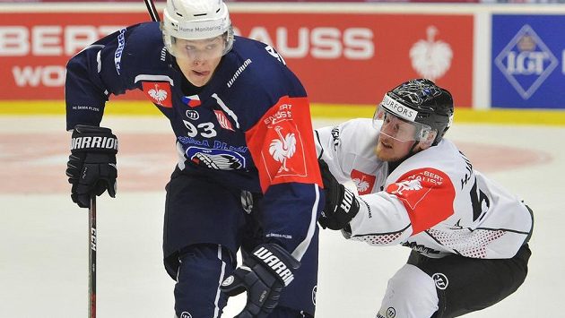 Plzeňský útočník Matyáš Kantner (vlevo) v souboji se Simonem Hjalmarssonem z Frölundy. Plzeňský útočník Matyáš Kantner (vlevo) v souboji se Simonem Hjalmarssonem z Frölundy.