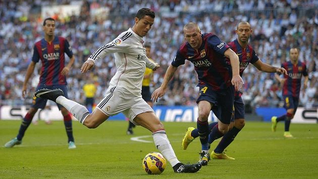 Cristiano Ronaldo v dresu Realu Madrid v akci proti obraně Barcelony při slavném El Clásicu. Cristiano Ronaldo v dresu Realu Madrid v akci proti obraně Barcelony při slavném El Clásicu.
