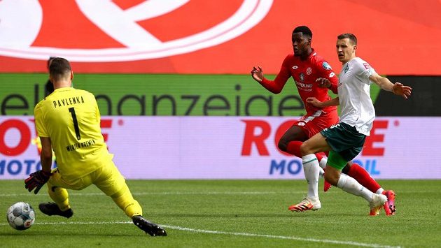 Český brankář Jiří Pavlenka v dresu Brém inkasuje třetí gól v ligovém utkání s Mohučí. Český brankář Jiří Pavlenka v dresu Brém inkasuje třetí gól v ligovém utkání s Mohučí.
