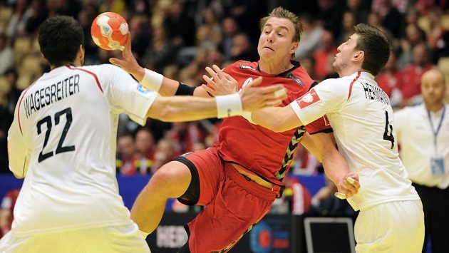 Filip Jícha (uprostřed) v souboji s Rakušany Markusem Wagesreiterem (vlevo) a Maximilianem Hermannem. Filip Jícha (uprostřed) v souboji s Rakušany Markusem Wagesreiterem (vlevo) a Maximilianem Hermannem.