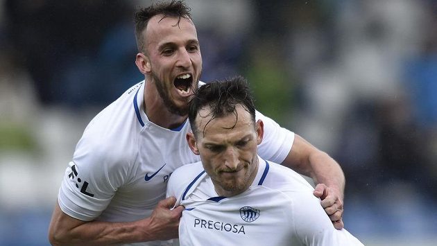 Liberecký střelec Libor Kozák (vpravo) se raduje se spoluhráčem Matějem Hybšem z branky. Liberecký střelec Libor Kozák (vpravo) se raduje se spoluhráčem Matějem Hybšem z branky.