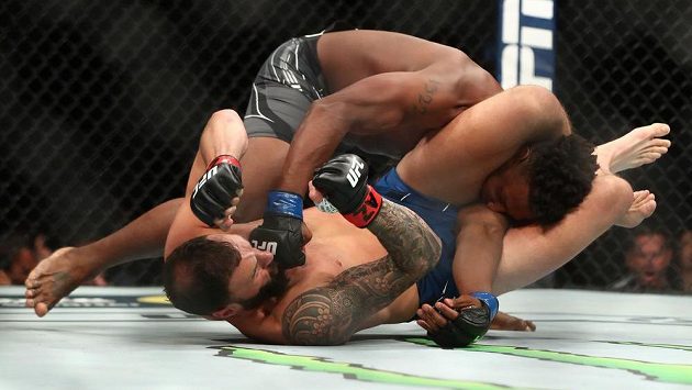 Jamahal Hill (vpravo) v klinči s Paulem Craigem během večera UFC 263. Jamahal Hill (vpravo) v klinči s Paulem Craigem během večera UFC 263.