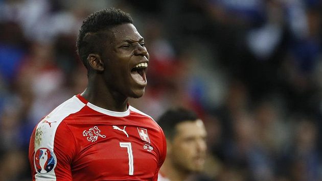 Švýcar Breel Embolo bude hrát za Schalke. Švýcar Breel Embolo bude hrát za Schalke.