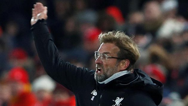 Rozlícený kouč Liverpoolu Jürgen Klopp během derby s Evertonem. Rozlícený kouč Liverpoolu Jürgen Klopp během derby s Evertonem.