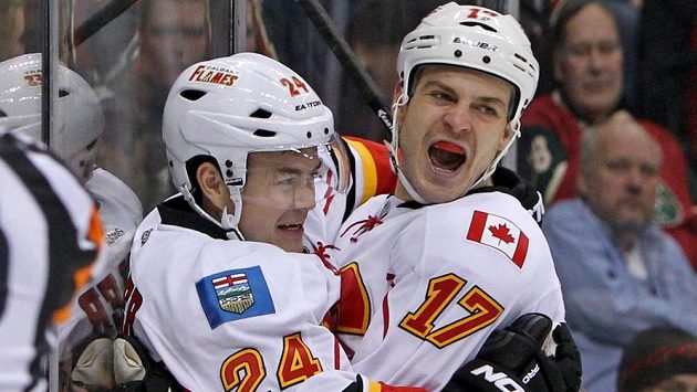 Český útočník Jiří Hudler (vlevo) se raduje se svým spoluhráčem Lancem Boumou z gólu proti Minnesotě. Calgary ale nakonec vysoko prohrálo. Český útočník Jiří Hudler (vlevo) se raduje se svým spoluhráčem Lancem Boumou z gólu proti Minnesotě. Calgary ale nakonec vysoko prohrálo.
