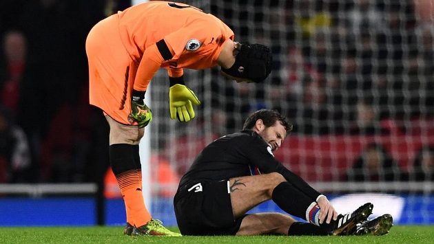 Gólman Arsenalu Petr Čech zjišťuje, jak na tom je fotbalista Crystal Palace Yohan Cabaye v utkání Premier League. Arsenal vyhrál 4:1, Čech na jubilejní nulu čeká. Gólman Arsenalu Petr Čech zjišťuje, jak na tom je fotbalista Crystal Palace Yohan Cabaye v utkání Premier League. Arsenal vyhrál 4:1, Čech na jubilejní nulu čeká.