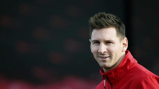 Útočníka Barcelony Lionela Messiho zasáhla v utkání s Valencií plastová lahev do hlavy. Útočníka Barcelony Lionela Messiho zasáhla v utkání s Valencií plastová lahev do hlavy.