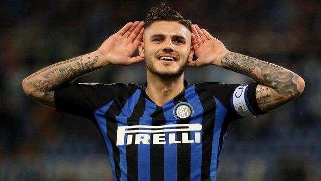 Mauro Icardi, střelec dvou gólů Interu Milán v ligovém utkání s Laziem Řím, si vychutnává ovace fanoušků. Mauro Icardi, střelec dvou gólů Interu Milán v ligovém utkání s Laziem Řím, si vychutnává ovace fanoušků.
