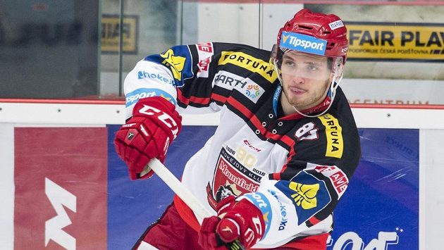 Hradecký útočník Antonín Honejsek při utkání s Třincem. Hradecký útočník Antonín Honejsek při utkání s Třincem.
