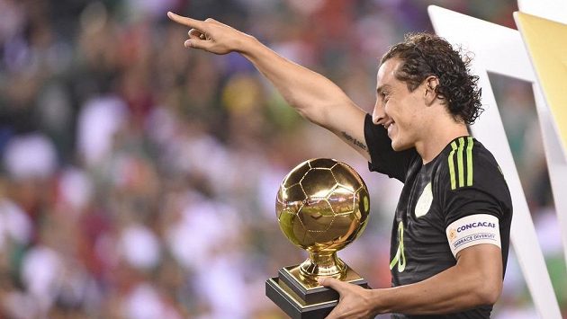Mexičan Andrés Guardado (18) jásá po vítězství ve finále Zlatého poháru nad Jamajkou. Mexičan Andrés Guardado (18) jásá po vítězství ve finále Zlatého poháru nad Jamajkou.