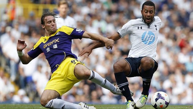 Fotbalista Tottenhamu Hotspur Mousa Dembele (vpravo) v souboji s Miguelem Michuem dze Swansea. Fotbalista Tottenhamu Hotspur Mousa Dembele (vpravo) v souboji s Miguelem Michuem dze Swansea.