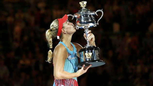 Německá tenistka Angelique Kerberová s trofejí vítězky tenisového Australian Open. Německá tenistka Angelique Kerberová s trofejí vítězky tenisového Australian Open.