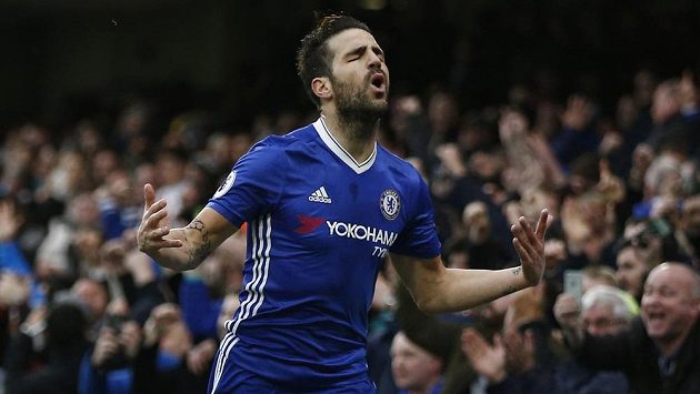 Cesc Fábregas oslavuje svou trefu v utkání se Swansea. Cesc Fábregas oslavuje svou trefu v utkání se Swansea.